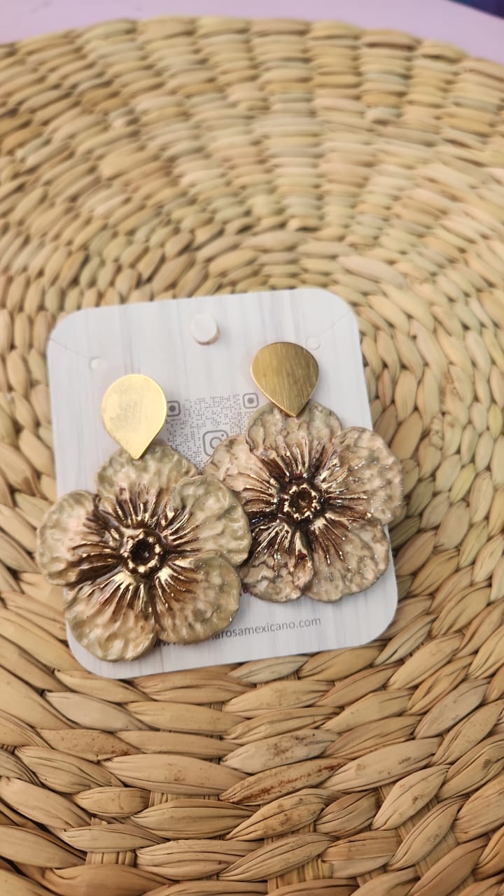 Arete flor escultural dorado