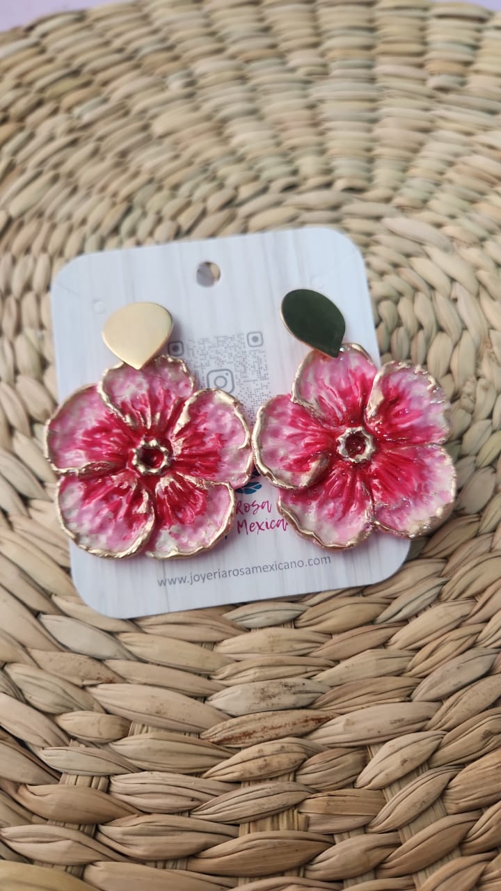 Arete flor escultural rosa