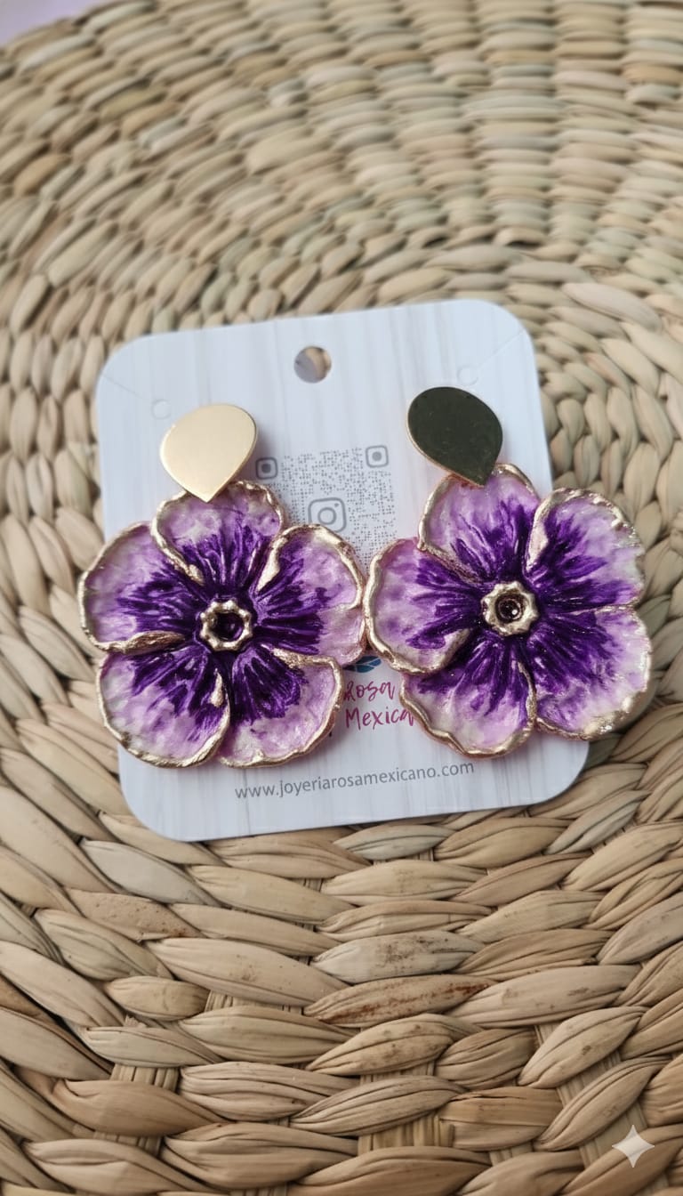 Arete flor escultural morado