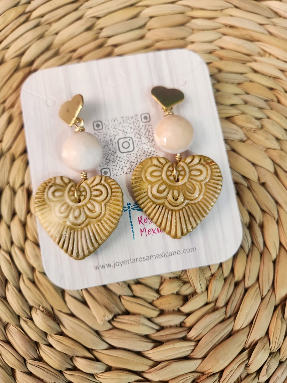 Aretes esculturales de corazon Amarillo