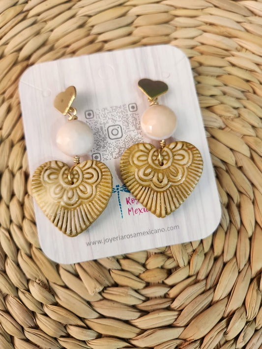 Aretes esculturales de corazon Amarillo