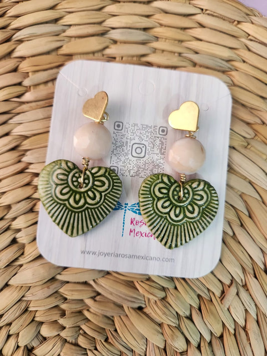 Aretes esculturales de corazón verde
