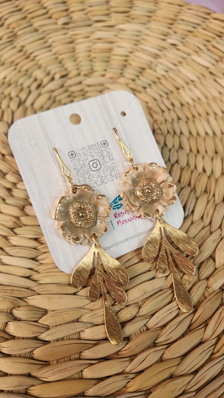 Arete flor escultural amarillo