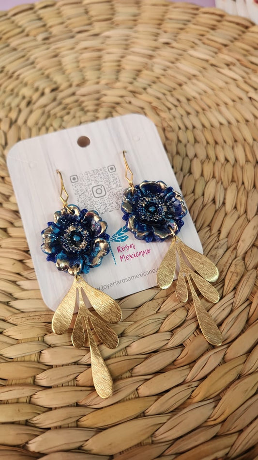 Arete flor escultural azúl