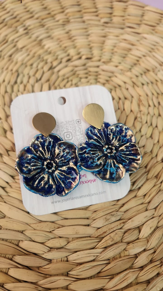 Arete flor escultural azul marino