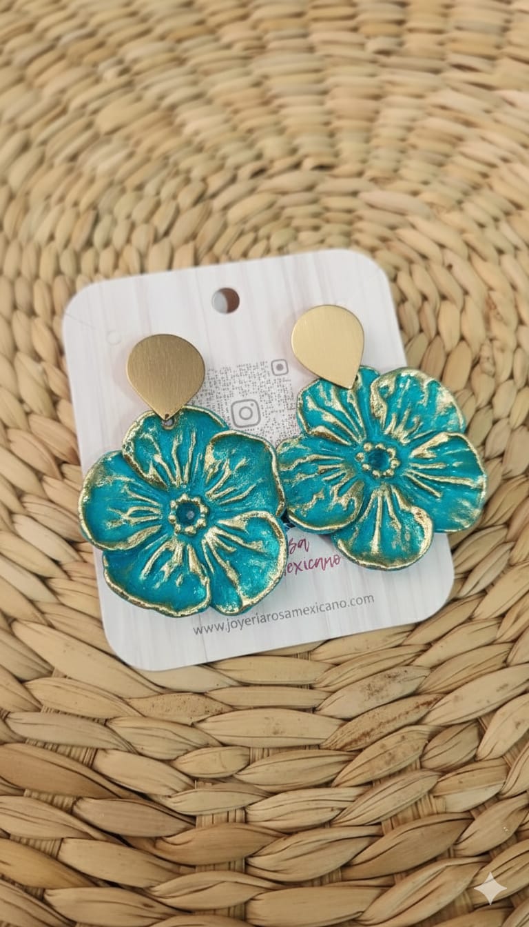 Arete flor escultural azúl